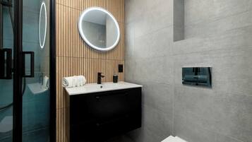 Dusche, Haartrockner, Handtücher, Shampoo