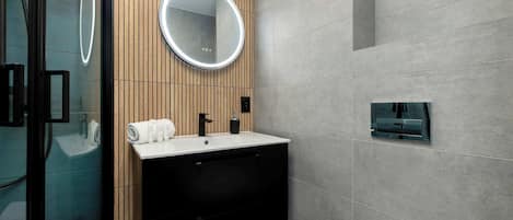 Dusche, Haartrockner, Handtücher, Shampoo