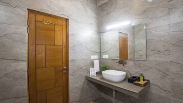 Luxury Villa, Lake View | Bathroom | Shower, free toiletries, hair dryer, towels