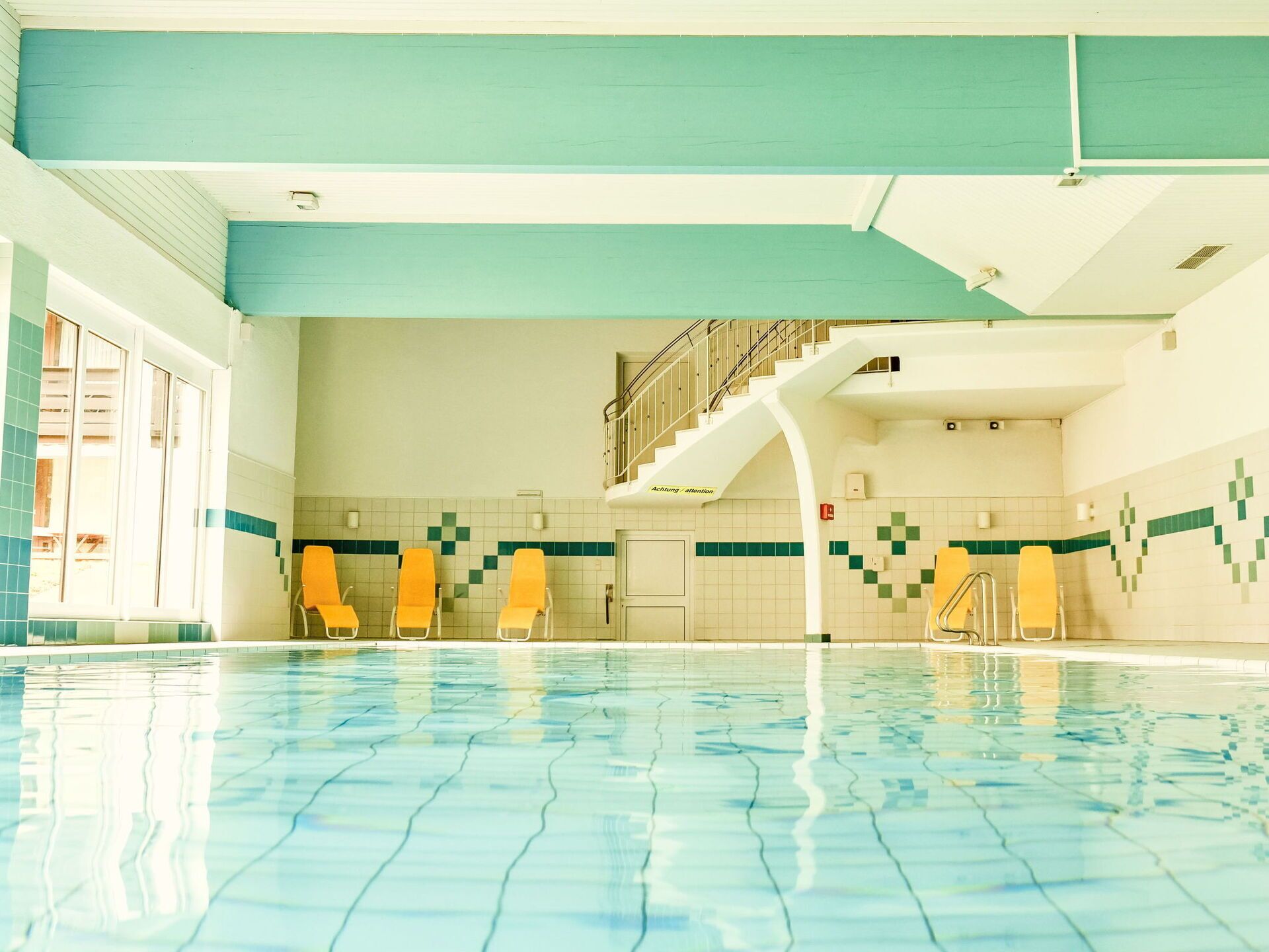 Flooring, Fussboden, Decke, Schwimmbad, Hotel, Fliese, Stuhl, Freizeitzentrum, Halle, Resort