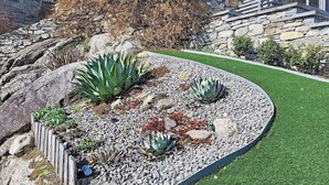 A landscaped garden with rocks, succulents, and a curved pathway. - Lovely apartment for 2 people with WIFI, TV and panoramic view (Riazzino)