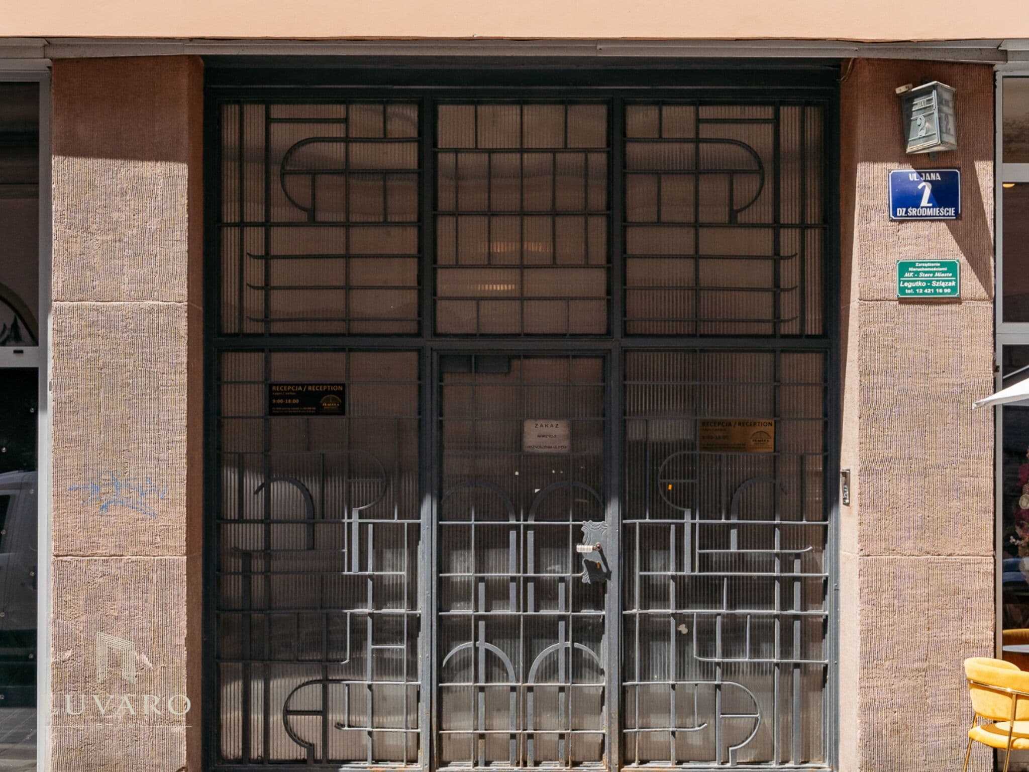 Vista frontal de la propiedad