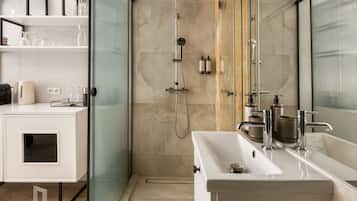 Deluxe Studio Suite, City View | Bathroom