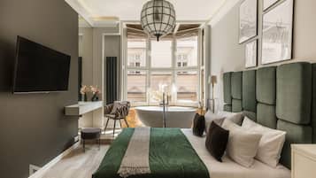 Deluxe Studio Suite, City View | WiFi (free)