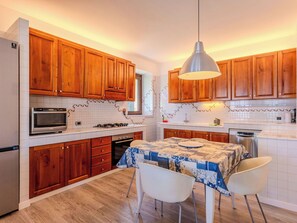 Interior Design, Möbel, Flooring, Küche, Holz, Fussboden, Countertop, Cabinetry, Decke, Zimmer