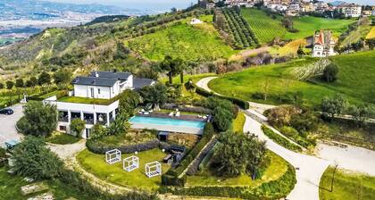 Beautiful private villa for 10 people with private pool, WIFI, A/C, TV, terrace and pets allowed