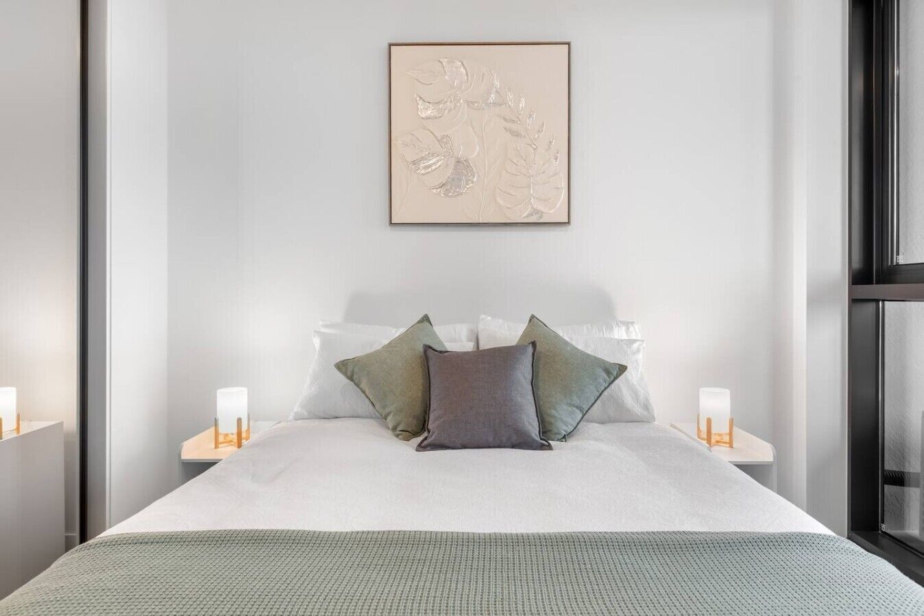 Desk, iron/ironing board, WiFi, bed sheets
