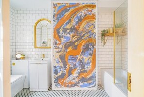 Douche, sèche-cheveux, serviettes fournies, papier toilette