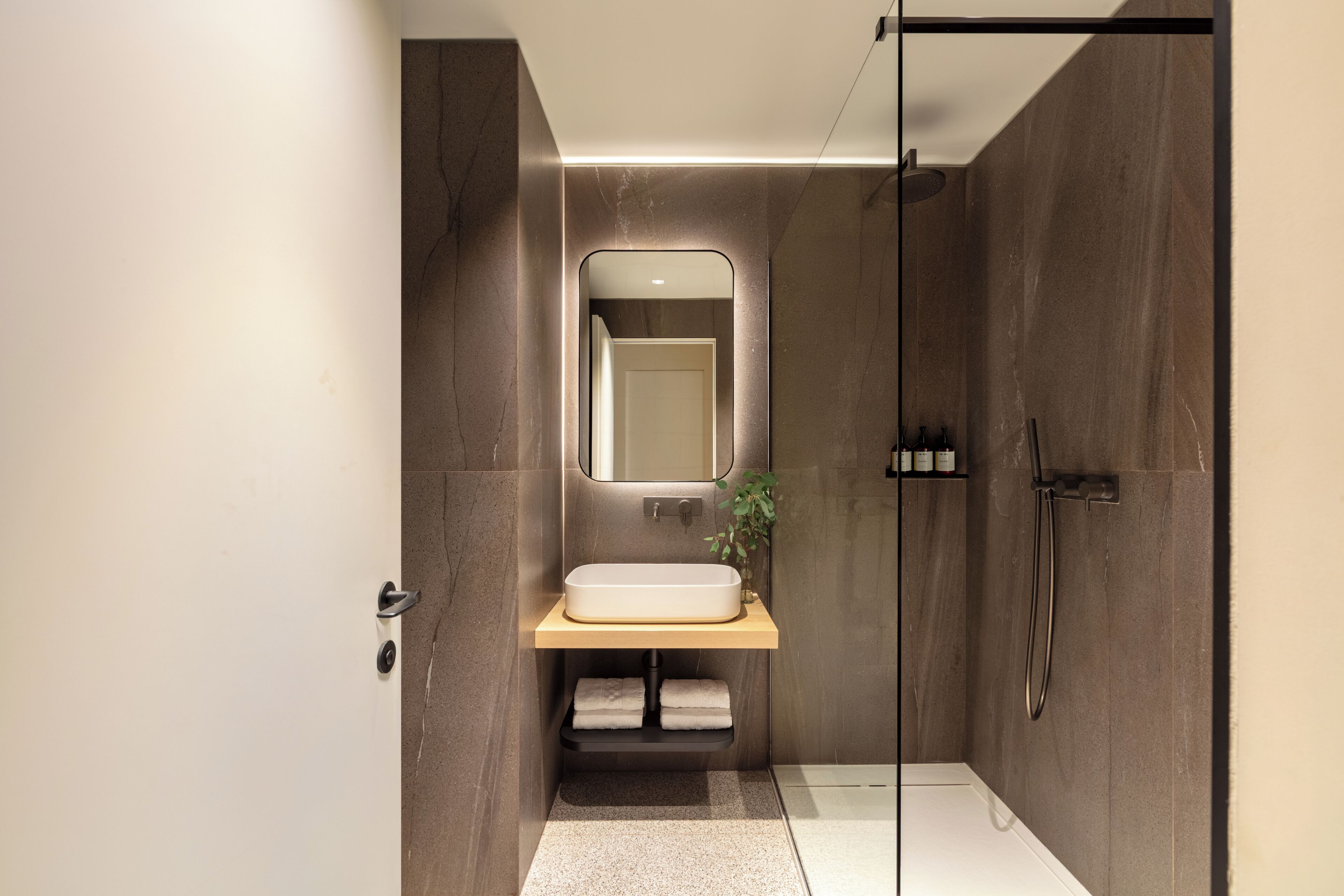 Douche, articles de toilette écologiques, sèche-cheveux