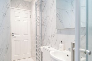 Shower, hair dryer, towels, toilet paper - Fabulous New 1 Bedroom Ground Floor Flat (Morecambe)