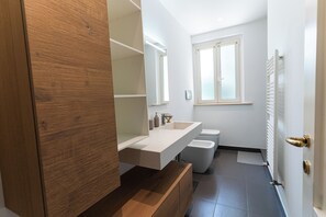 Shower, hair dryer, bidet, towels - Entire Relais with two accommodations, in the hills between Misano and Riccione (Emilia-Romagna)