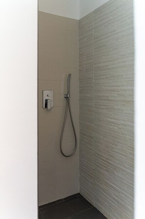 Shower, hair dryer, bidet, towels - Entire Relais with two accommodations, in the hills between Misano and Riccione (Emilia-Romagna)