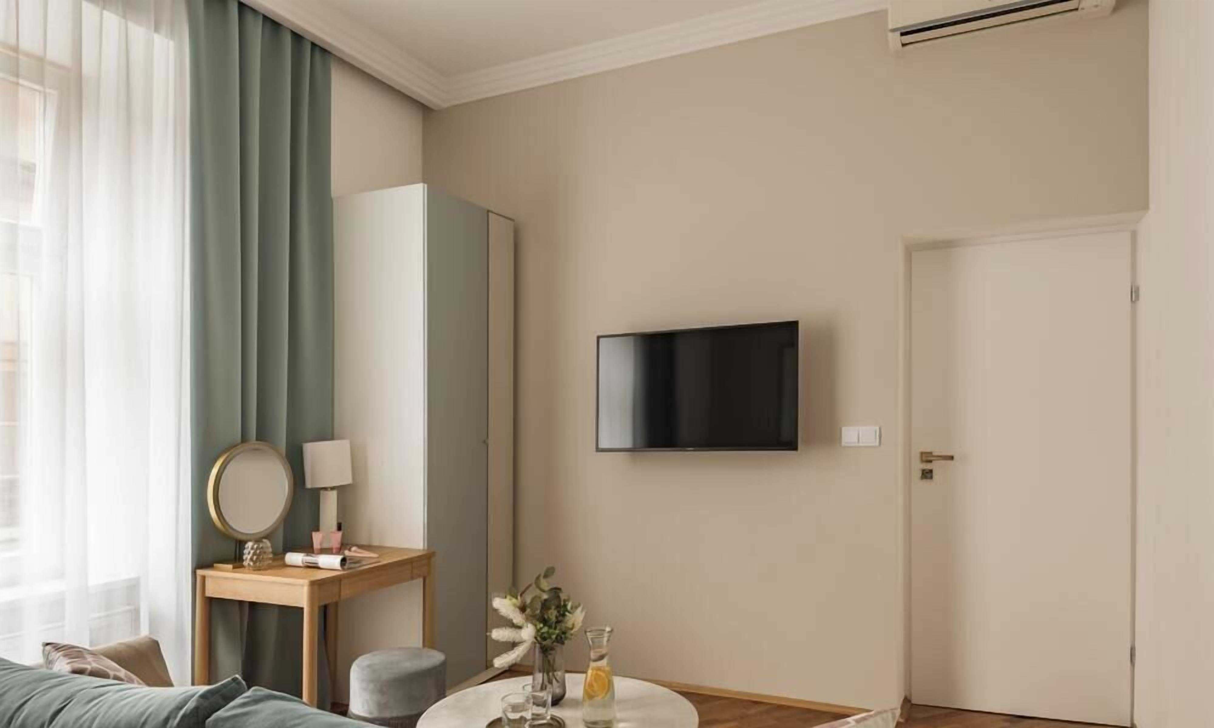 Deluxe Studio Suite | Iron/ironing board, WiFi (free), bed sheets