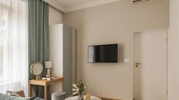 Deluxe Studio Suite | Iron/ironing board, WiFi (free), bed sheets