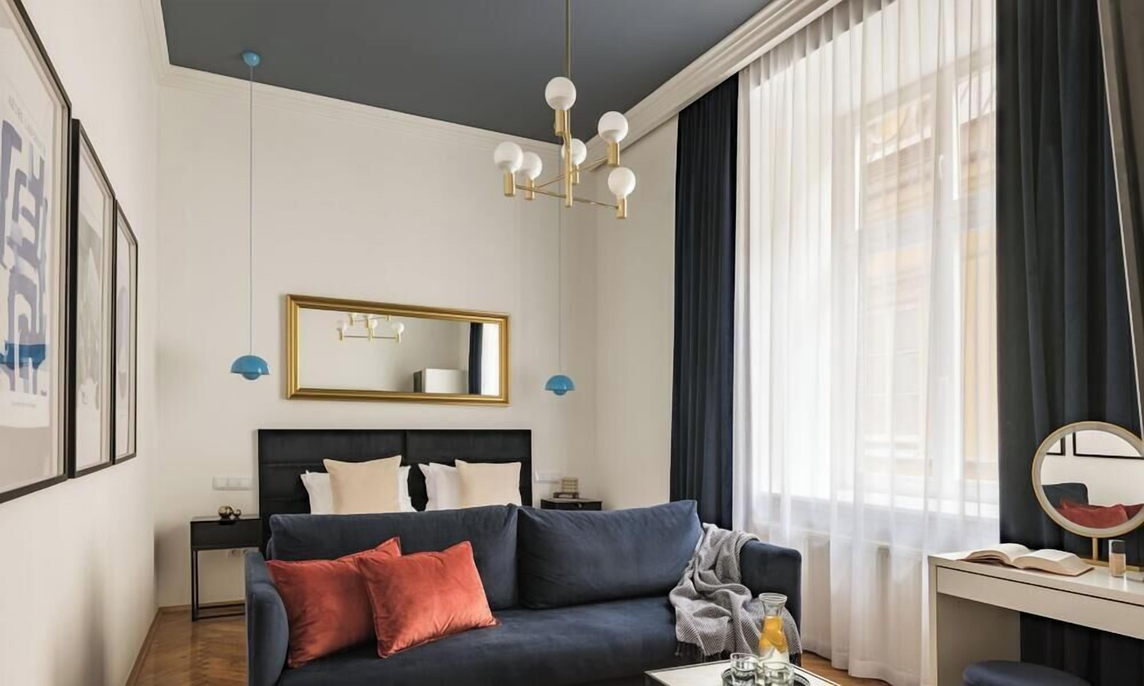 Deluxe Studio Suite | Iron/ironing board, WiFi (free), bed sheets