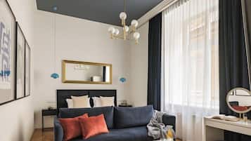 Deluxe Studio Suite | Iron/ironing board, WiFi (free), bed sheets