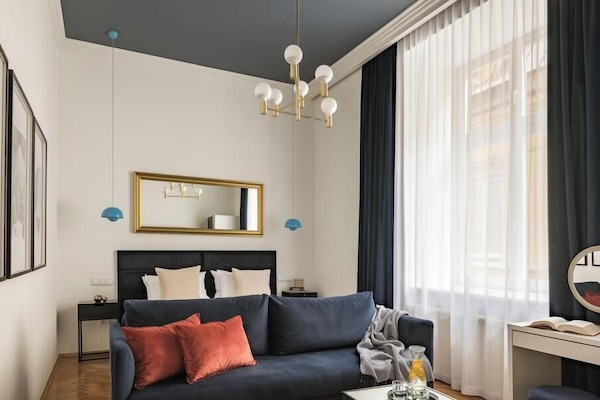 Deluxe Studio Suite | Iron/ironing board, WiFi (free), bed sheets