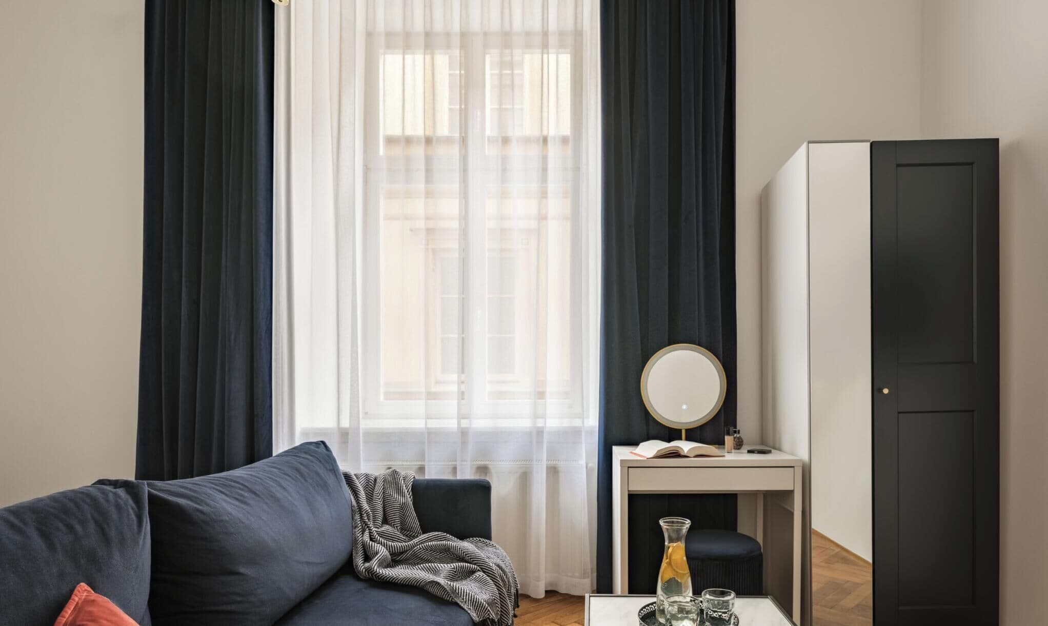 Deluxe Studio Suite | Iron/ironing board, WiFi (free), bed sheets
