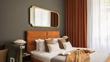 Grand Suite | Iron/ironing board, WiFi (free), bed sheets
