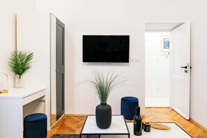 Deluxe Studio Suite | Interior - Grodzka Corner Apartments — Senacka 11 — Kraków Old Town — by Luvaro (Kraków)