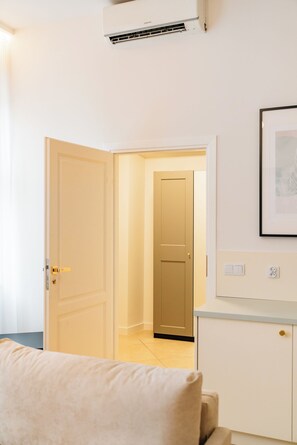 Grand Suite | Interior - Grodzka Corner Apartments — Senacka 11 — Kraków Old Town — by Luvaro (Kraków)