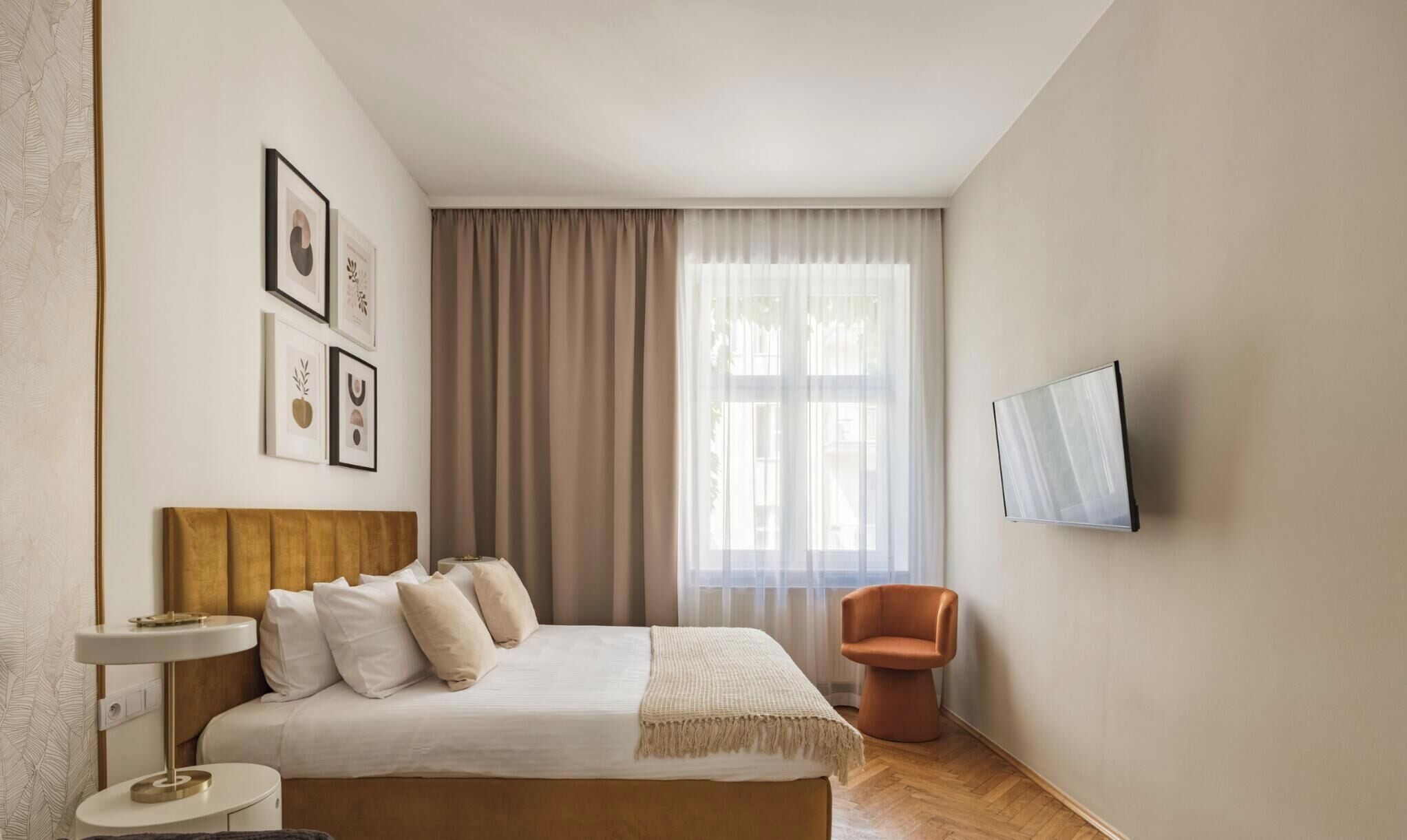 Grand Suite | Iron/ironing board, WiFi (free), bed sheets