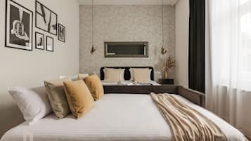 Deluxe Studio Suite | Iron/ironing board, WiFi (free), bed sheets