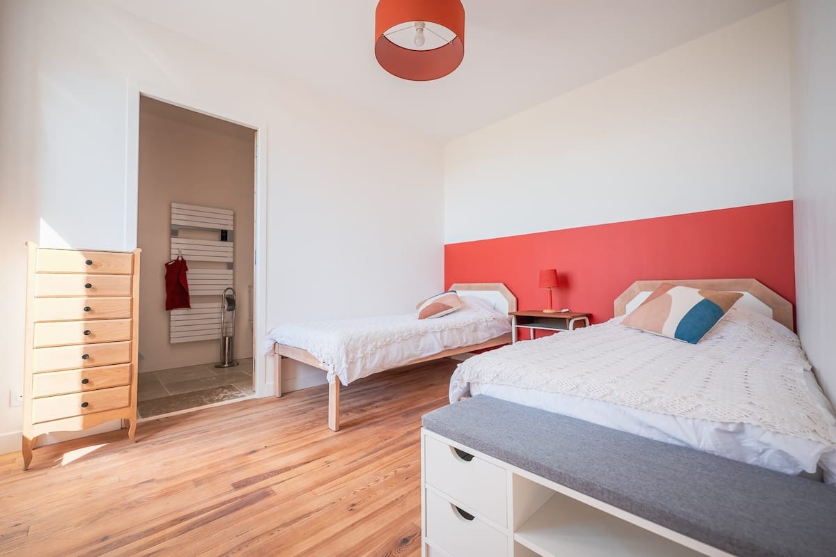 Familie vierpersoonskamer, uitzicht op tuin | Hypoallergeen beddengoed, individueel gedecoreerd, gratis babybedden