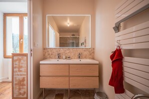ห้องแฟมิลี่สำหรับสี่ท่าน, วิวสวน | ห้องน้ำ | ฝักบัว, ไดร์เป่าผม, ผ้าเช็ดตัว, สบู่