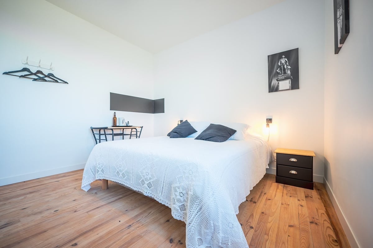 Comfort kamer, 1 twee- of 2 eenpersoonsbedden, uitzicht op tuin | Hypoallergeen beddengoed, individueel gedecoreerd, gratis babybedden