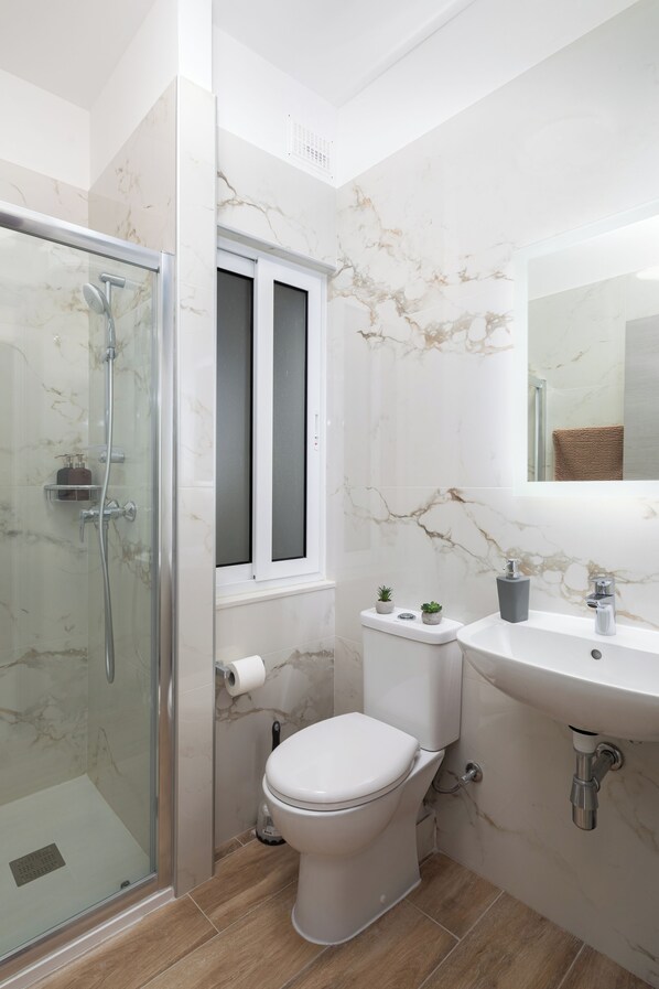Appartement, 2 chambres, balcon | Salle de bain