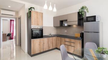 Apartemen, 2 kamar tidur, balkon | Dapur pribadi | Lemari es besar, microwave, oven, dan kompor
