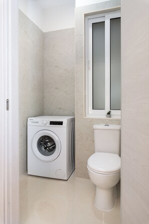 Appartement, 2 chambres, balcon | Salle de bain