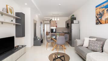 Apartment, 2 Schlafzimmer, Balkon | Wohnbereich