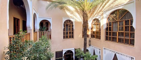 Chambre Supérieure | Vue sur la cour