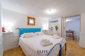 Iron/ironing board - Experience nature and tranquility in our magnificent villa in Porto Istana, overlooking Tavolara Island. This stunning residence features 5 relaxing bedrooms and 3 bathrooms, accommodating up to 15 guests. Unwind in the private garden or enjoy the exclus (Porto Istana)