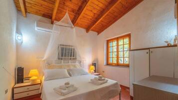 4 habitaciones y tabla de planchar con plancha