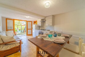 Dining - Experience nature and tranquility in our magnificent villa in Porto Istana, overlooking Tavolara Island. This stunning residence features 5 relaxing bedrooms and 3 bathrooms, accommodating up to 15 guests. Unwind in the private garden or enjoy the exclus (Porto Istana)