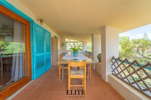 Outdoor dining - Experience nature and tranquility in our magnificent villa in Porto Istana, overlooking Tavolara Island. This stunning residence features 5 relaxing bedrooms and 3 bathrooms, accommodating up to 15 guests. Unwind in the private garden or enjoy the exclus (Porto Istana)