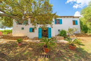 Exterior - Experience nature and tranquility in our magnificent villa in Porto Istana, overlooking Tavolara Island. This stunning residence features 5 relaxing bedrooms and 3 bathrooms, accommodating up to 15 guests. Unwind in the private garden or enjoy the exclus (Porto Istana)