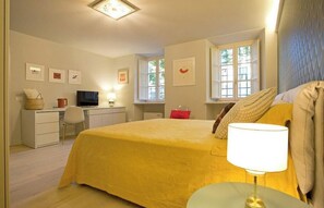 Room - Welcome to Suite Magnolia, an exclusive retreat where contemporary design meets the Renaissance charm of Lucca. Located on the ground floor of a noble 16th-century palace, it lies in the heart of the historic center — just steps from the Renaissance Wa (Lucca)