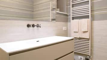 Shower, bidet, shampoo