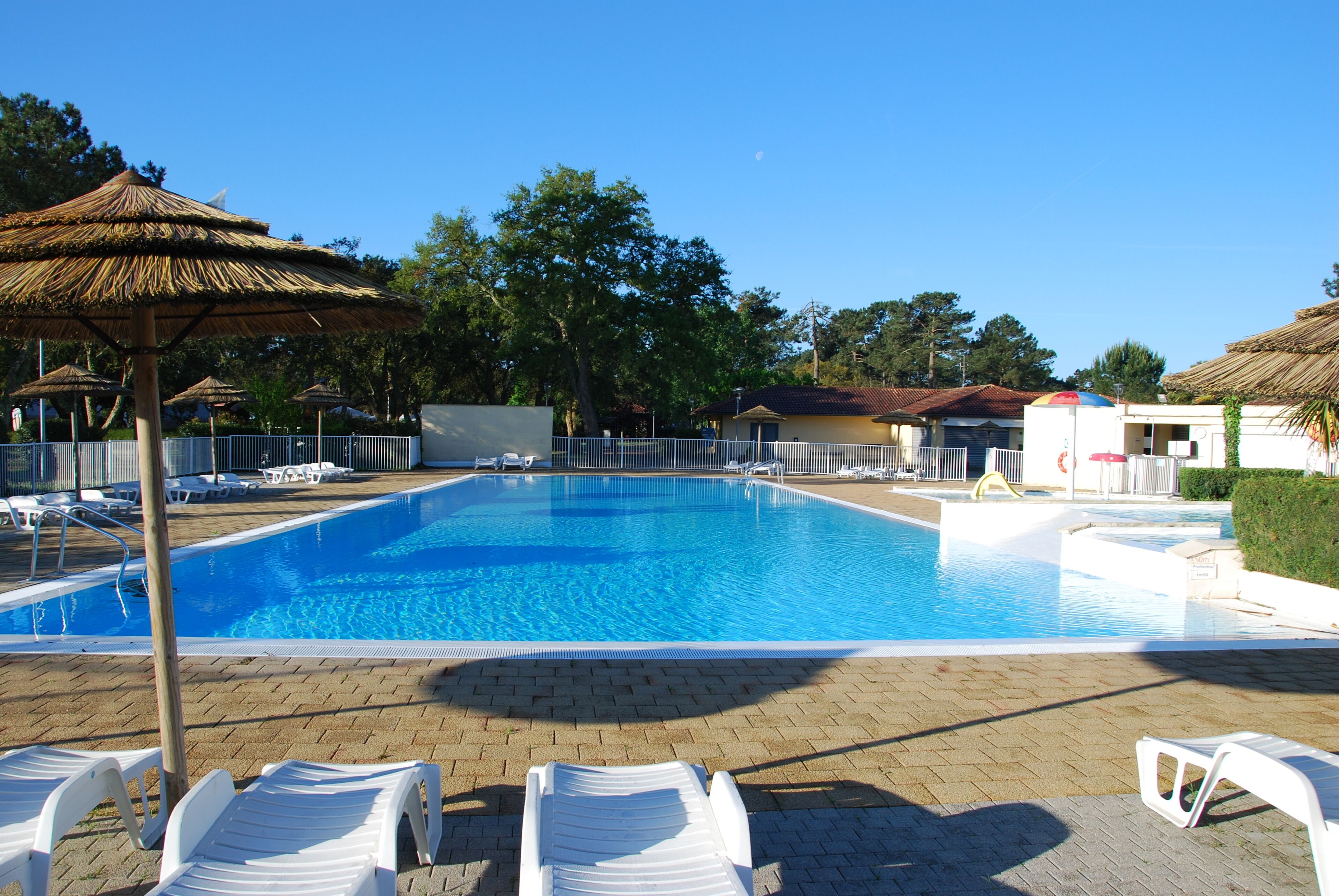 Una piscina al aire libre de temporada