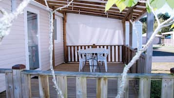 Klassieke stacaravan, 2 slaapkamers | Terras