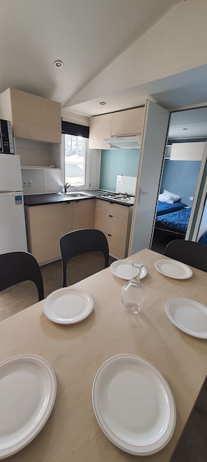 Classic Mobile Home, 3 Bedrooms | Private kitchen | Fridge, microwave, stovetop, cookware/dishes/utensils - VVF Labenne - Océan (Labenne)