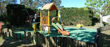 子供用の遊び場 - 屋外