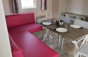 Classic Mobile Home, 2 Bedrooms | Tempat makan