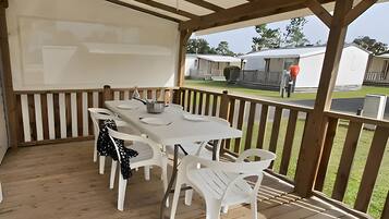 Classic Mobile Home, 2 Bedrooms | Tempat makan luar