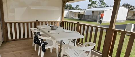 Maison mobile classique, 2 chambres | Restauration en plein air