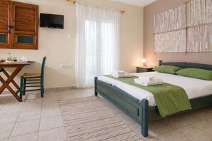 Tabla de planchar con plancha, cuna de viaje, wifi y ropa de cama 